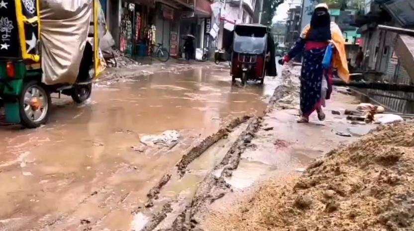 ড্রেন নির্মাণে ধীরগতি, কাদায় বিপর্যস্ত রায়পুর নতুন বাজার সড়ক